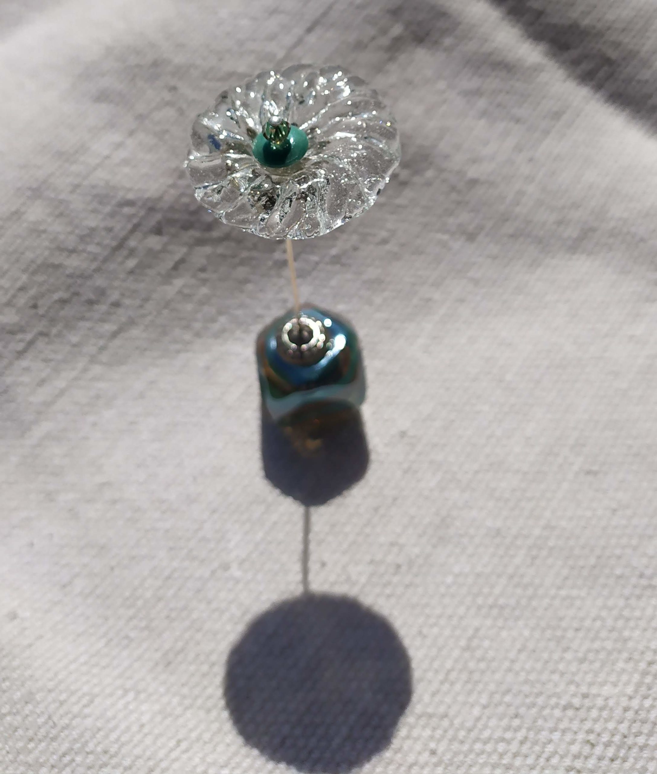 fleur-de-verre sur socle cubique en verre